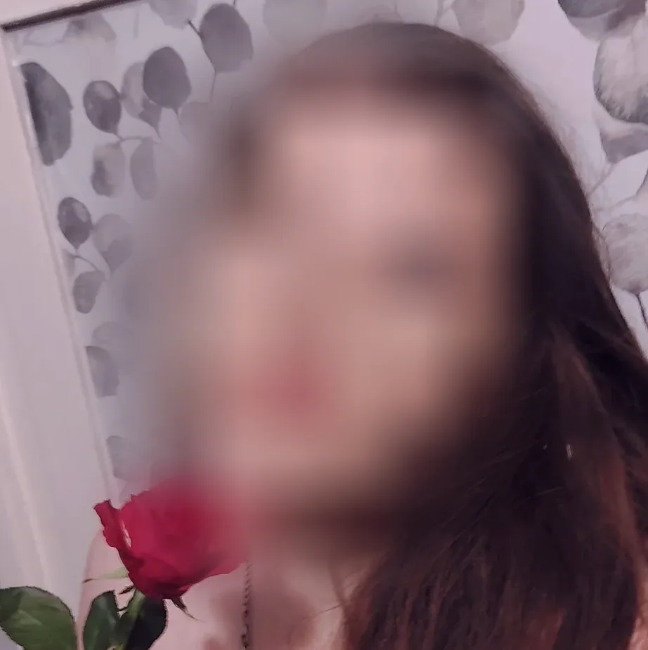 Chloe, 27
