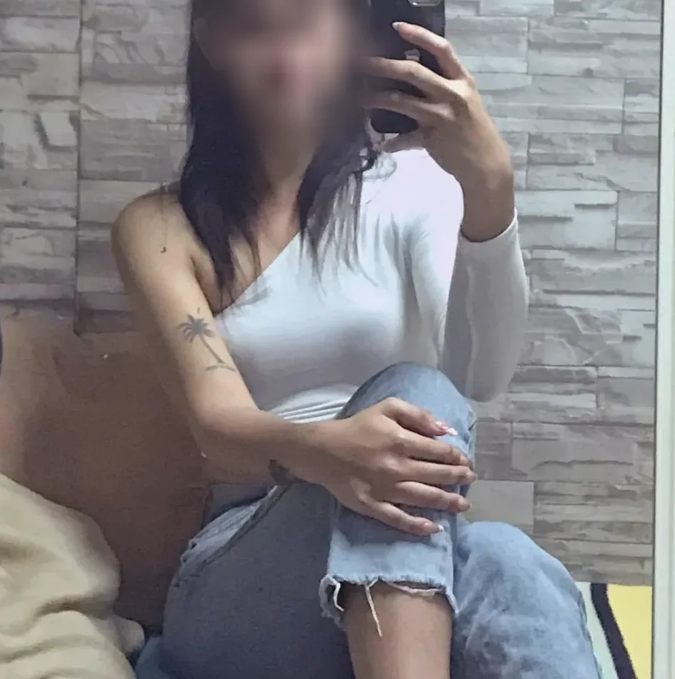 Lucy, 32
