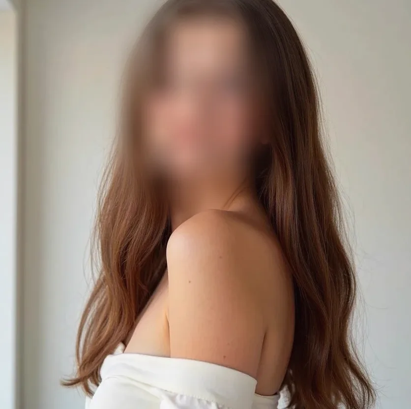 Nicola, 26