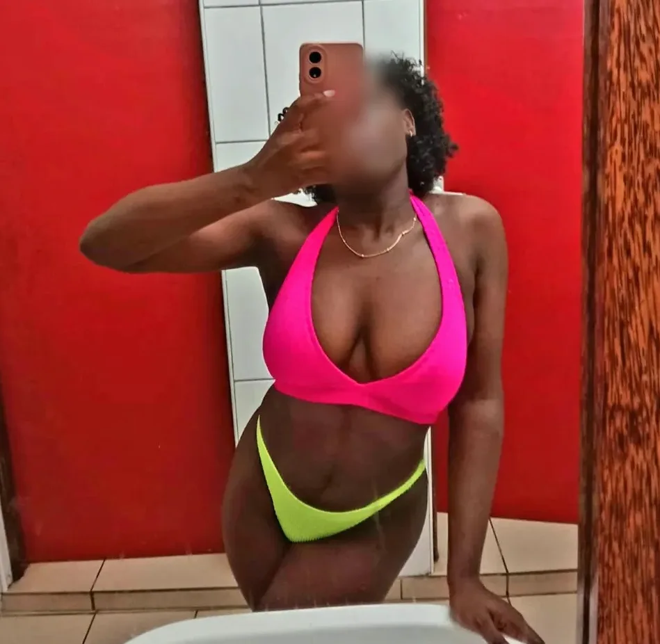 Rhona, 30